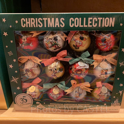 一つ一つに過去のクリスマスのミッキーが描かれたオーナメントセット