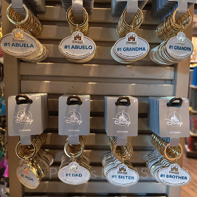 アナハイムディズニーのキーチェーン：キャストネームカード型キーチェーン