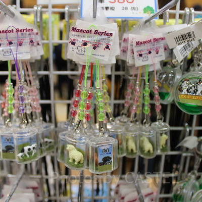 動物のミニフィギュア入りストラップ