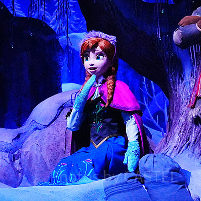 アナとエルサのフローズンジャーニーのアナ