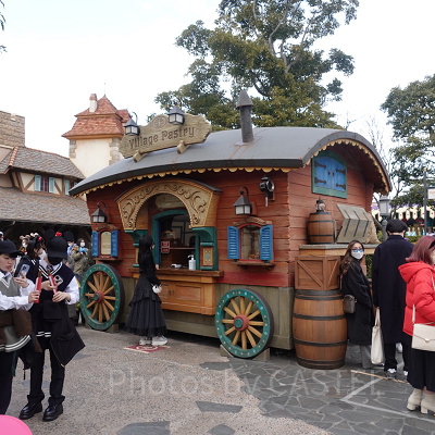 カラフルな見た目がかわいい、ビレッジペイストリーの外観