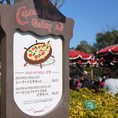 隣にあるレストラン「キャプテンフックス・ギャレー」には…？
