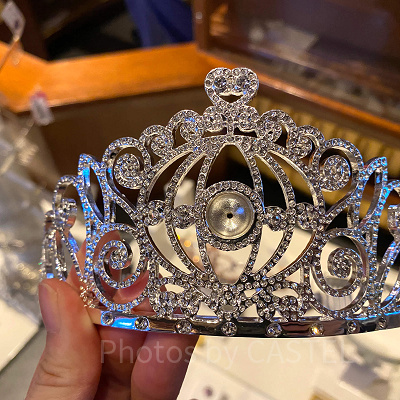 ティアラの中央のくぼみにストーンを取り付ける