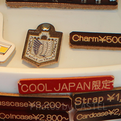 進撃の巨人　自由の翼レザーチャーム