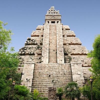 猛スピードで駆け抜けるアトラクション