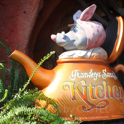 食事の時間帯をずらして混雑回避！