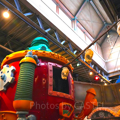 「ギャグファクトリー/ファイブ・アンド・ダイム」のバックグラウンドストーリー