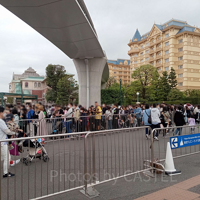 手荷物検査の待ち列（ディズニーランド）