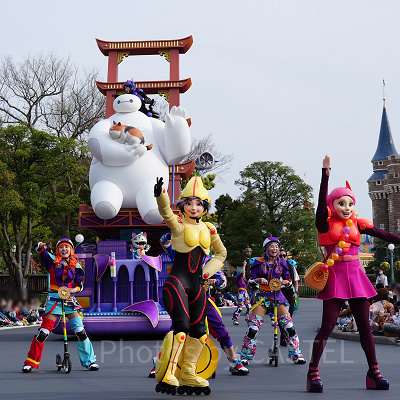 ベイマックスのフロートとダンサー