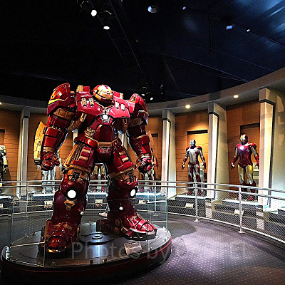 ビカム・アイアンマン：施設前にあるアイアンマンのギャラリー