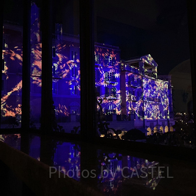 ベッラヴィスタ・ラウンジの窓際席から見たビリーヴ（ミラコスタの壁面）