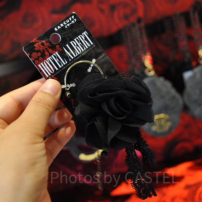 ブラックフラワーイヤーカフ