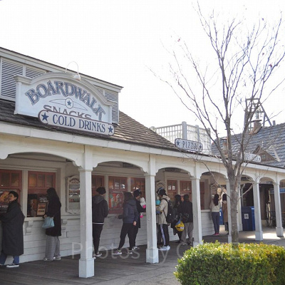 ボートウォークスナック（隣に屋根付きのイートスペースがある）