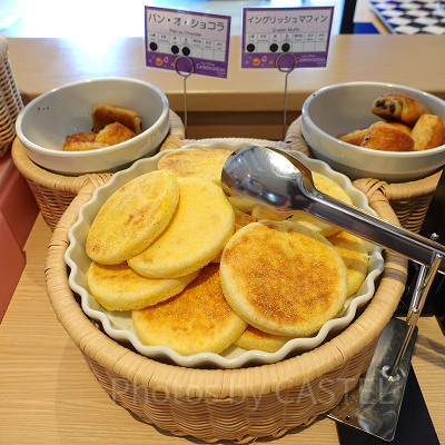  朝食メニュー：イングリッシュマフィンとパン・オ・ショコラ