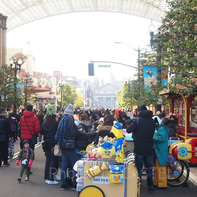 開園直後でにぎわうUSJ