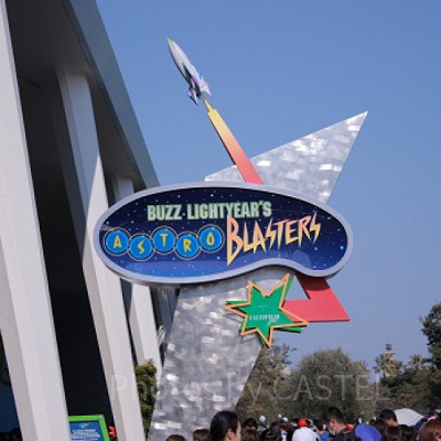 バズ・ライトイヤーのアストロブラスターの看板