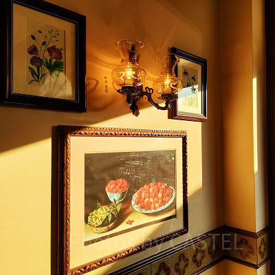 カフェ・オーリンズ：夕焼けに染まる店内