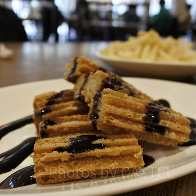 カフェテリア「サルー」のチュロスはチョコがけ