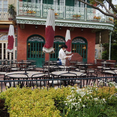 テーブルと椅子を消毒するキャストさん