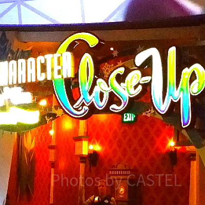 キャラクター・クローズアップの待機列は室内です