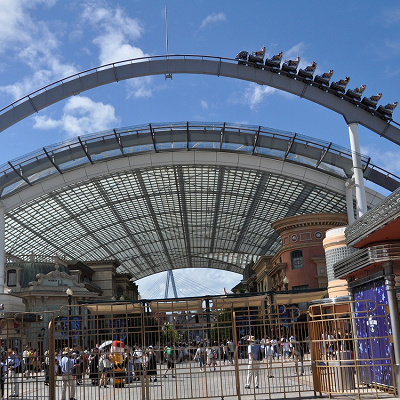 USJのエントランスではチャーリーブラウンがグリーティング中