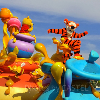 元気いっぱいのティガーとハチミツの壺に入ったプーさん