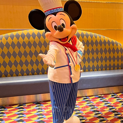 シェフミッキーで会えるミッキーはシェフのコスチューム