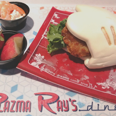 チキンパオ、シュリンプサラダとフルーツ