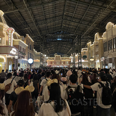 夜のお土産ショップは大混雑