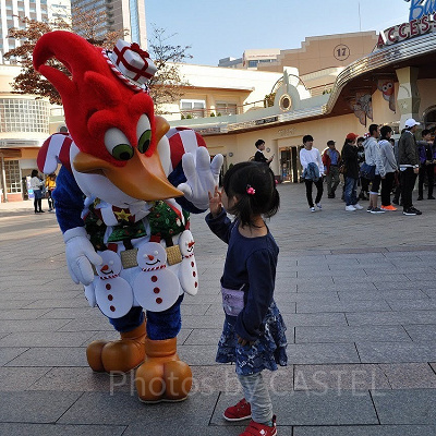クリスマスバージョンのウッディ・ウッドペッカーとハイタッチ