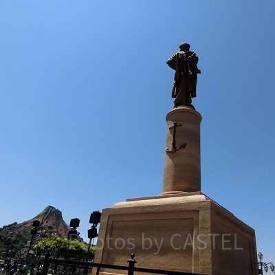 クリストファー・コロンブス像とプロメテウス火山