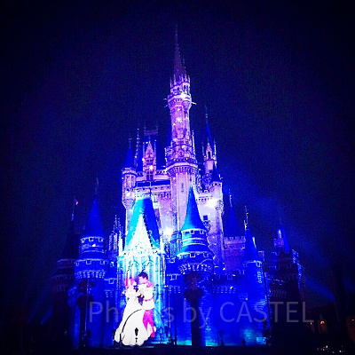 夜のライトアップされたシンデレラ城