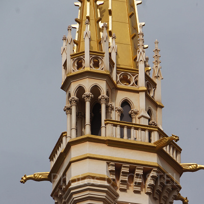 上にいけばいくほどサイズが小さくなっていくシンデレラ城