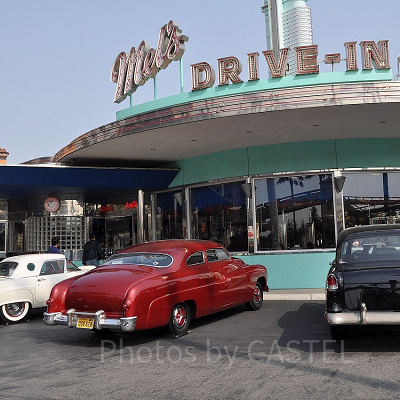 メルズドライブインの前にはクラシックカーが展示されている