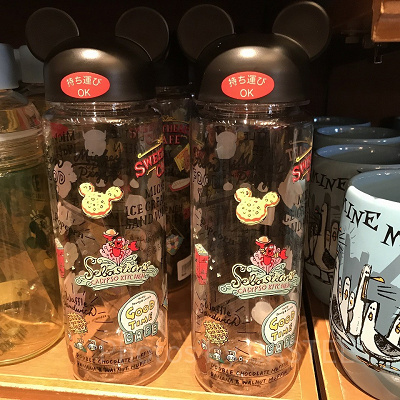 東京ディズニーリゾートのレストランやパークフードがデザインされたクリアボトル