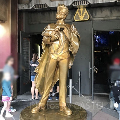 入口にあるコレクターの像