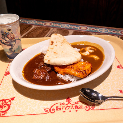 コンビカリー、タンドーリチキン添え（中辛ビーフ＆甘口シュリンプ）