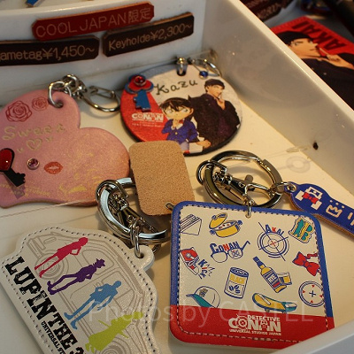 コナン＆赤井のネームタグ（右上）とコナンキーチェーン（右下）／レザートリーティ