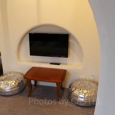 コンセプトルームのTVとテーブルセット