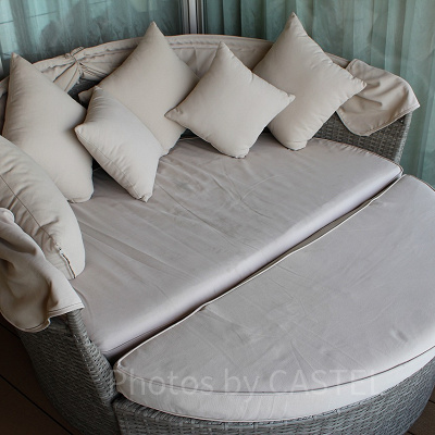 ザ シンギュラリスイートのテラスに置かれたカウチ