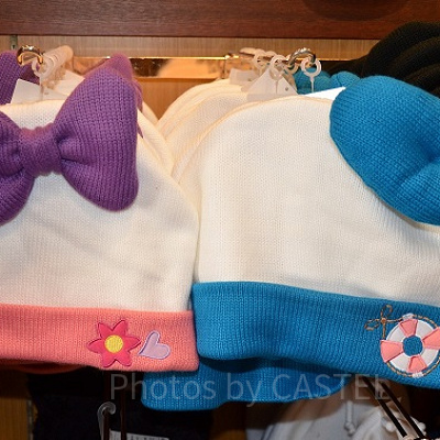デイジーのニット帽（左）