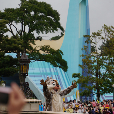 サイドのゲストにも手を振ってくれるデール