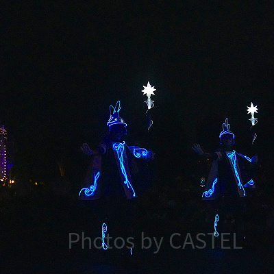 スポンサーフロートの後ろのダンサー