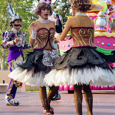 食器や家具モチーフの衣装を着たダンサー