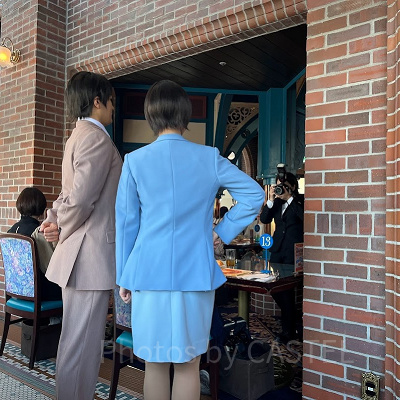 佐藤刑事&高木刑事が席の近くに！