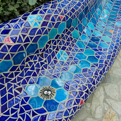 タイルで覆われた椅子でまっくろくろすけを発見！