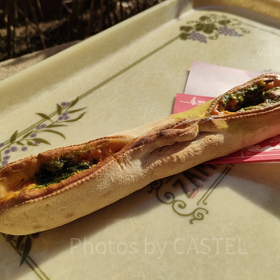 ディズニーシー食べ歩き：ロングピッツァ（トマト＆バジル）