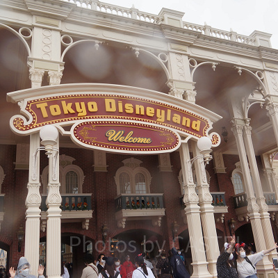 ディズニーランドのエントランス