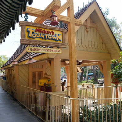 カリフォルニアアナハイムディズニーのアトラクション：ディズニーランド鉄道の駅「ミッキーのトゥーンタウン・デポ」
