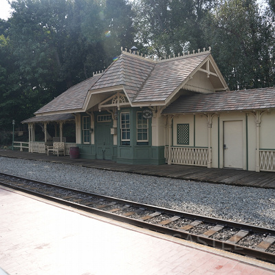 カリフォルニアアナハイムディズニーのアトラクション：ディズニーランド鉄道の駅「ニューオーリンズスクエア駅」